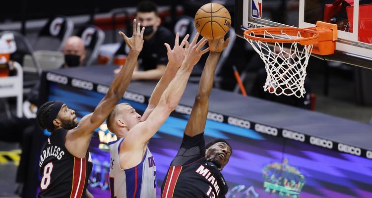 NBA游戏中的最强球员兰德尔（J兰德尔属性能力详解，攻击防守全面）