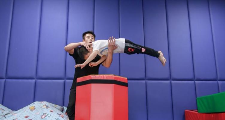 鹏飞教练在王者荣耀中的实力如何？有何教学特点？