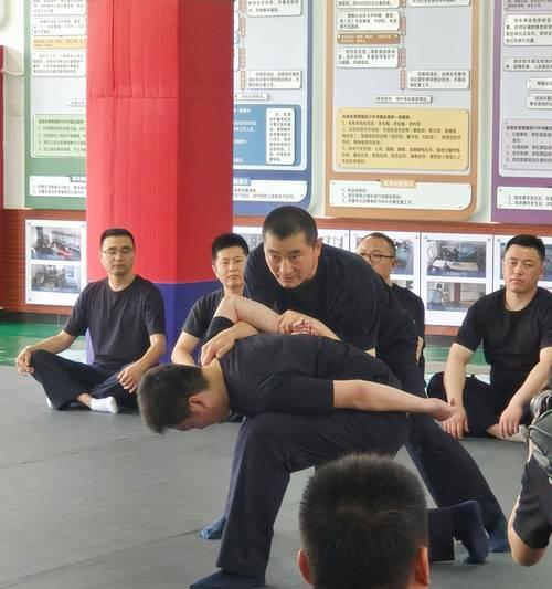 监狱典狱长战斗技巧是什么？